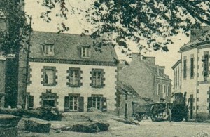 Bourg - Place de l\'église vers 1908 Maison Coadon (ex école)