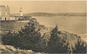 Port-Manec\'h - L\'hôtel Julia et le phare